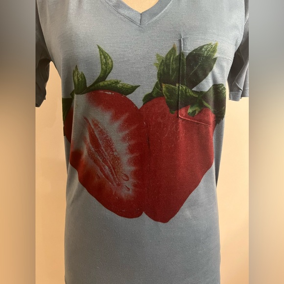 Go Couture Strawberry Graphic V-Neck Tee size M - Picture 2 of 8